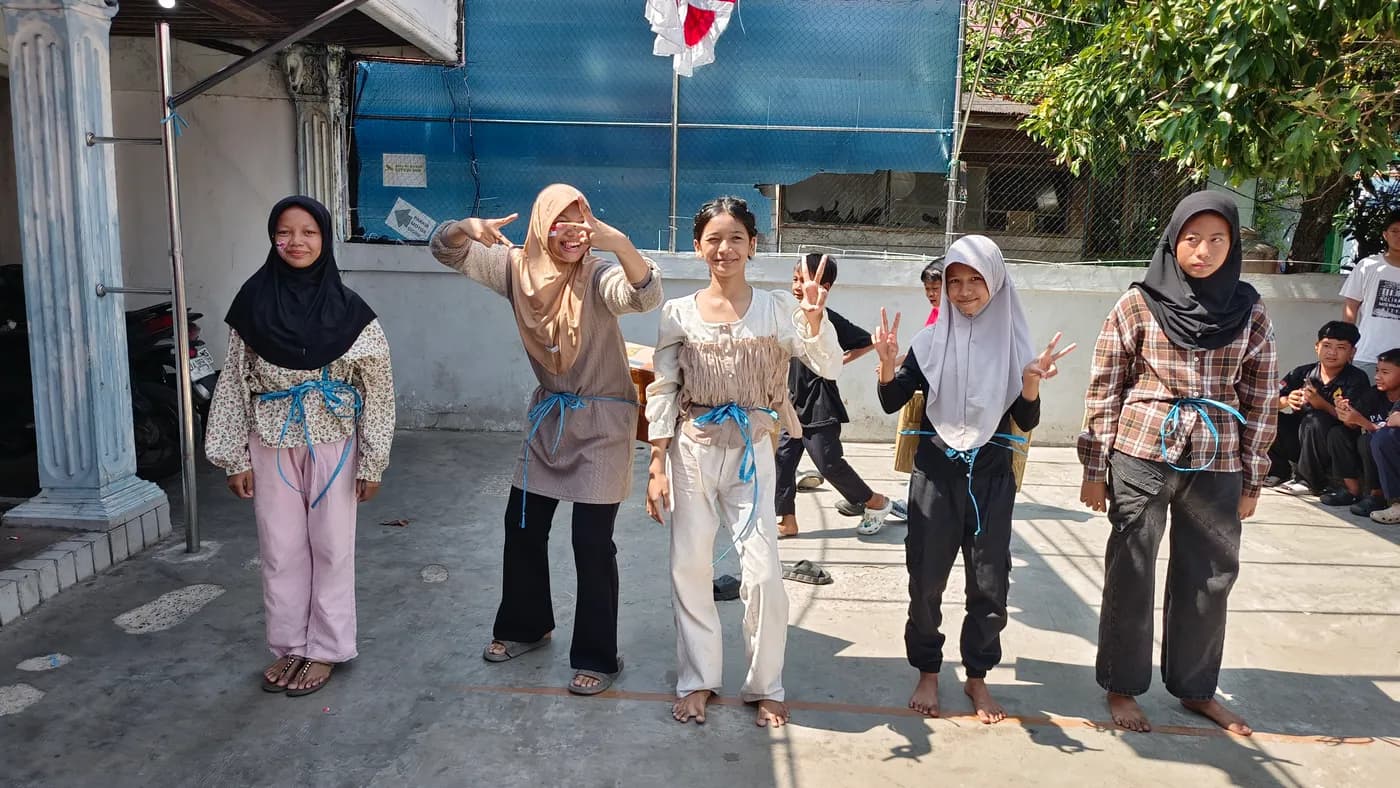 Anak-anak asuh mengikuti lomba memperingati Hari Kemerdekaan