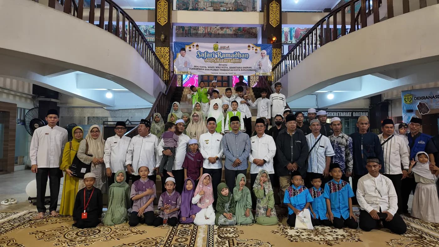Anak-anak asuh berfoto bersama tamu undangan pada acara Safari Ramadhan