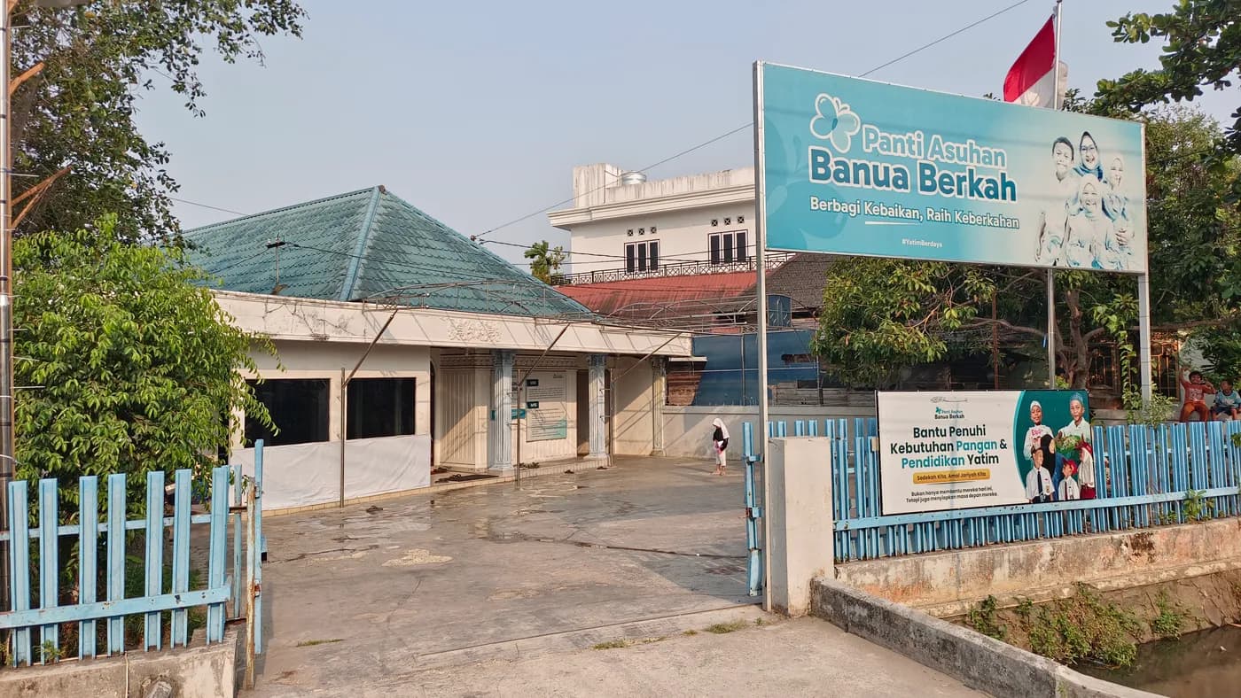 Bangunan Panti Asuhan Banua Berkah dengan papan nama di halaman depan